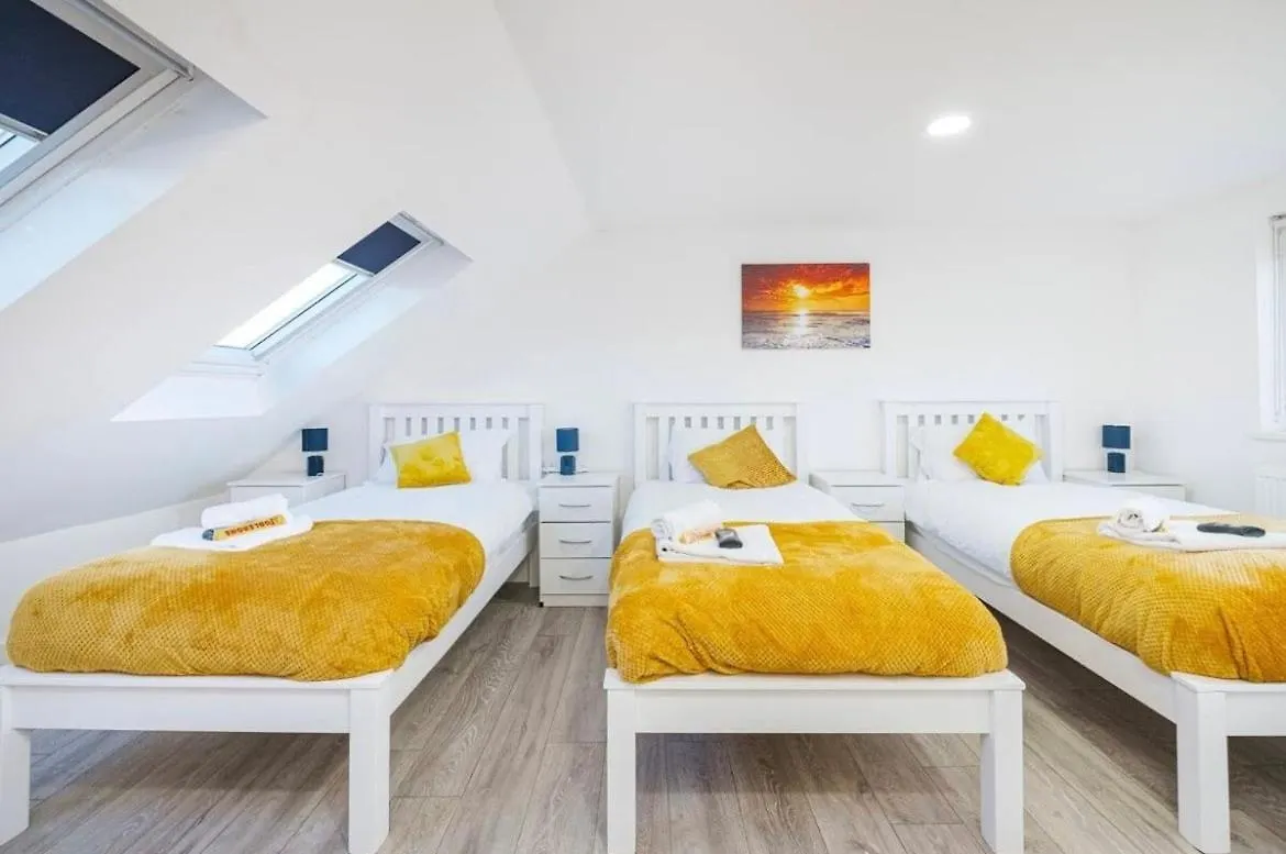 Contractor Haven, 6 Bed House, Sleeps 14 Parking X 2 Wifi Smart Tv Central Location Goodmayes Holiday home