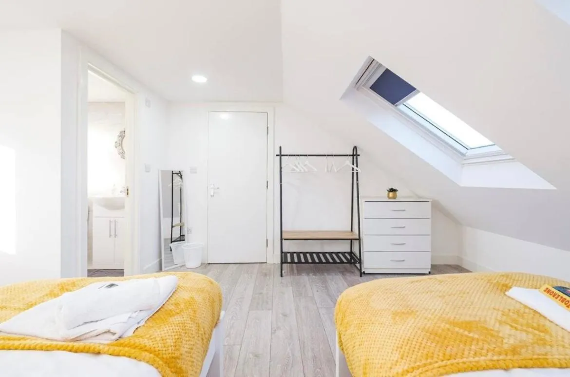 Contractor Haven, 6 Bed House, Sleeps 14 Parking X 2 Wifi Smart Tv Central Location Goodmayes
