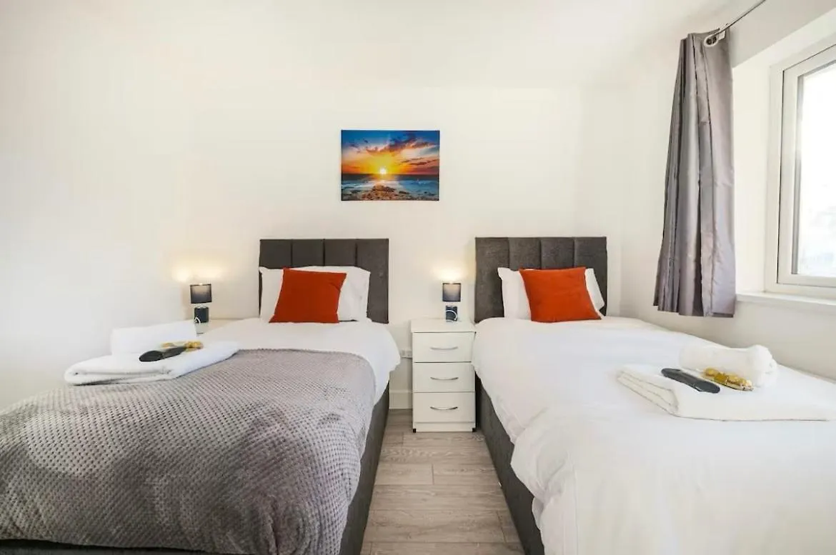 Contractor Haven, 6 Bed House, Sleeps 14 Parking X 2 Wifi Smart Tv Central Location Goodmayes Holiday home
