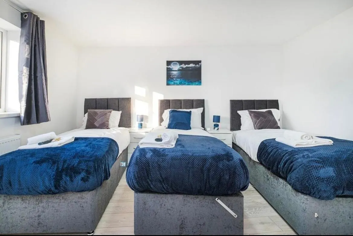 Holiday home Contractor Haven, 6 Bed House, Sleeps 14 Parking X 2 Wifi Smart Tv Central Location Goodmayes