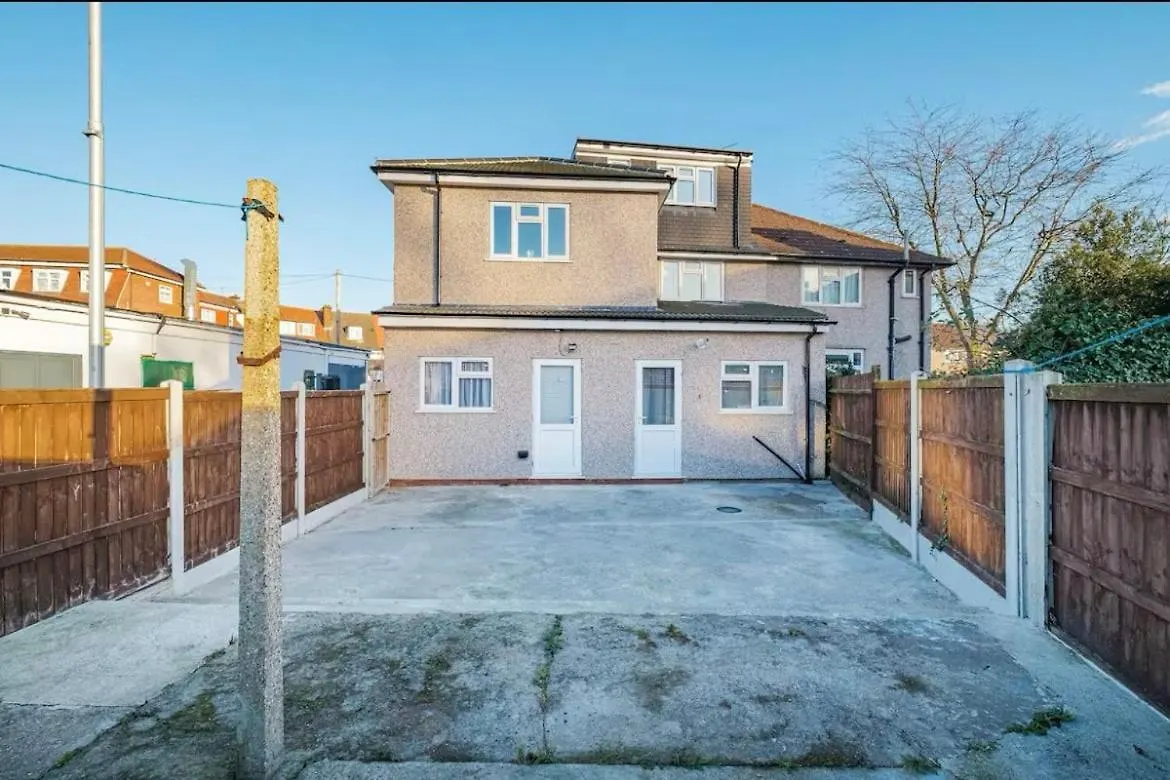 Contractor Haven, 6 Bed House, Sleeps 14 Parking X 2 Wifi Smart Tv Central Location Goodmayes