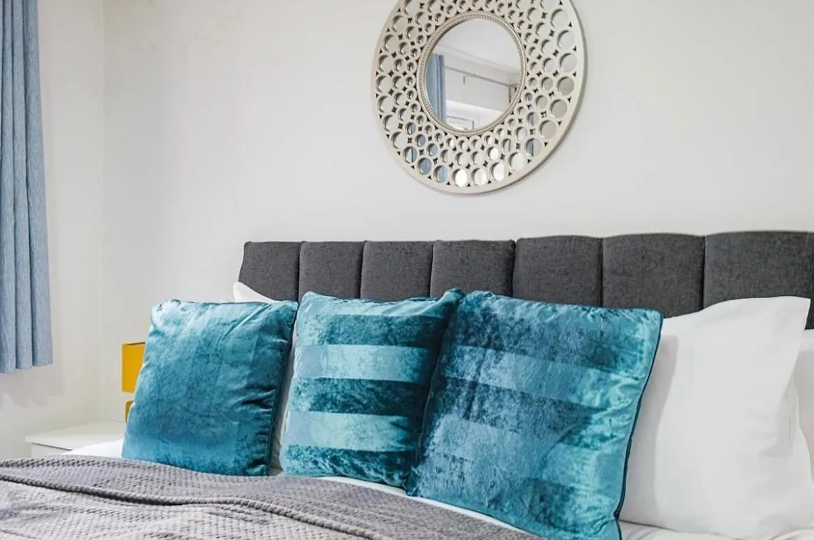 Contractor Haven, 6 Bed House, Sleeps 14 Parking X 2 Wifi Smart Tv Central Location Goodmayes