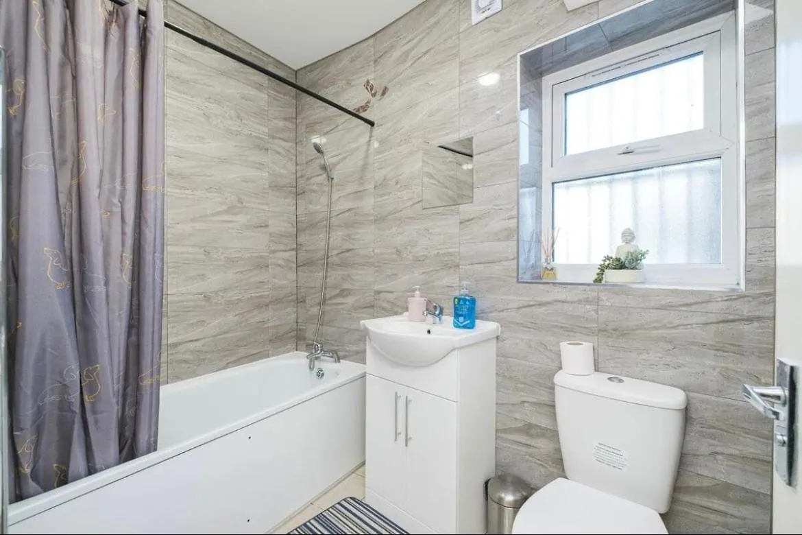Contractor Haven, 6 Bed House, Sleeps 14 Parking X 2 Wifi Smart Tv Central Location Goodmayes 0*,  United Kingdom