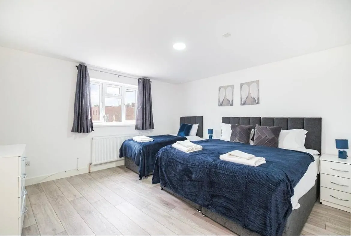 Contractor Haven, 6 Bed House, Sleeps 14 Parking X 2 Wifi Smart Tv Central Location Goodmayes United Kingdom