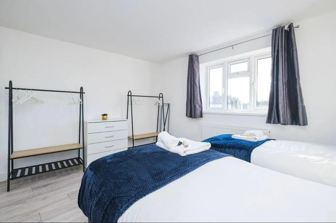 Contractor Haven, 6 Bed House, Sleeps 14 Parking X 2 Wifi Smart Tv Central Location Goodmayes 0*,