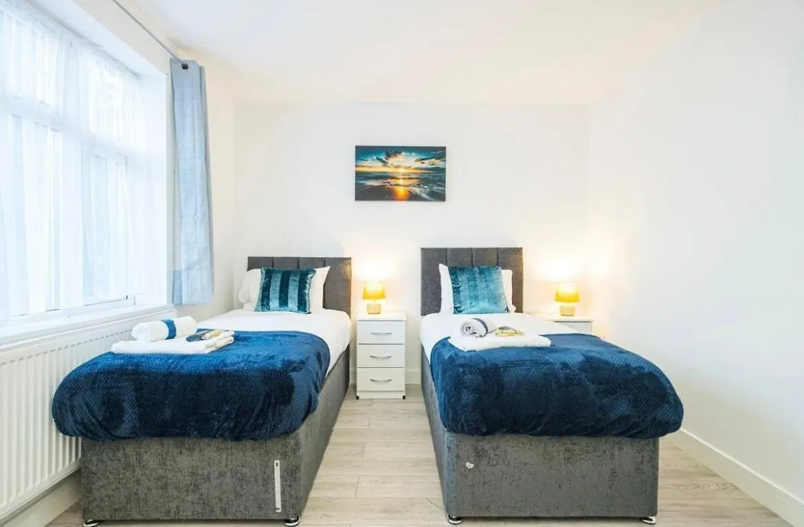 Contractor Haven, 6 Bed House, Sleeps 14 Parking X 2 Wifi Smart Tv Central Location Goodmayes Holiday home