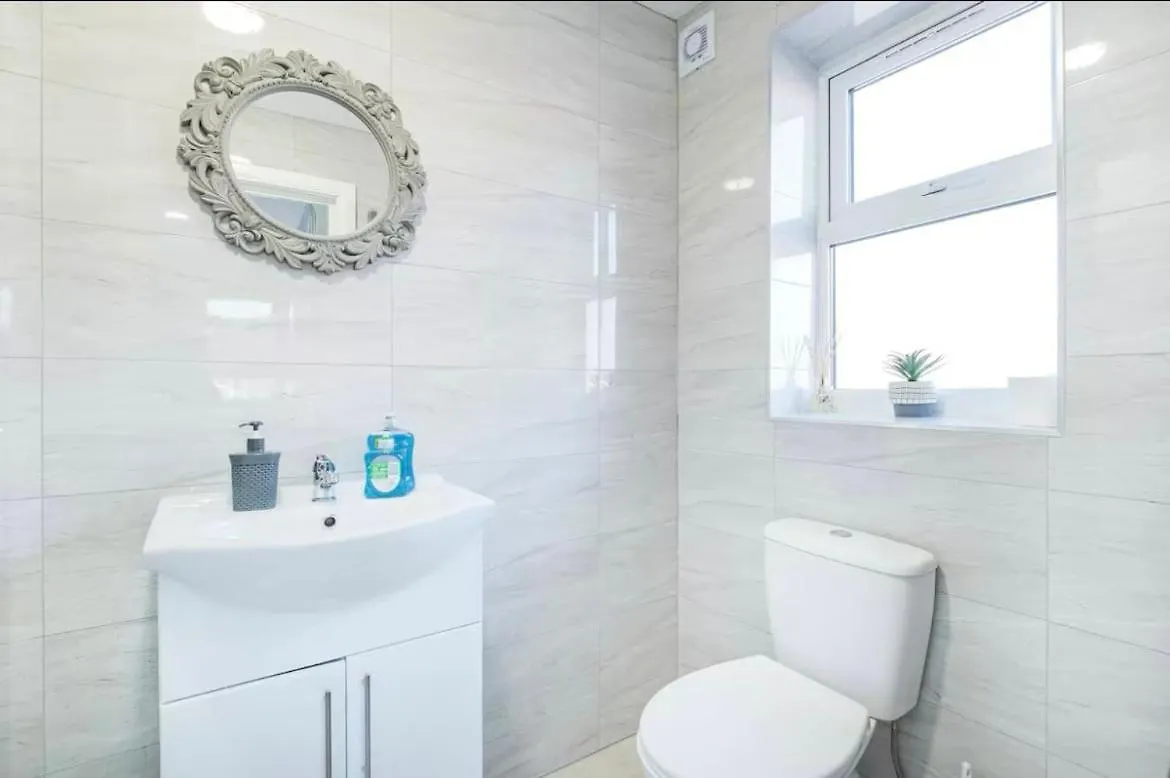 Holiday home Contractor Haven, 6 Bed House, Sleeps 14 Parking X 2 Wifi Smart Tv Central Location Goodmayes United Kingdom