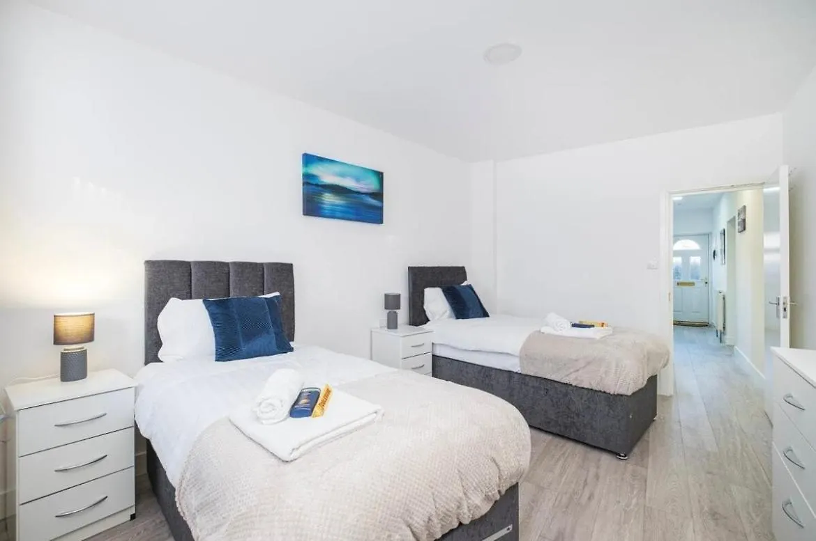 Contractor Haven, 6 Bed House, Sleeps 14 Parking X 2 Wifi Smart Tv Central Location Goodmayes United Kingdom