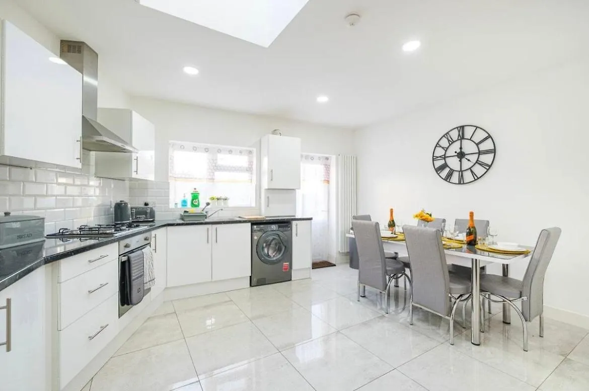 Contractor Haven, 6 Bed House, Sleeps 14 Parking X 2 Wifi Smart Tv Central Location Goodmayes 0*,