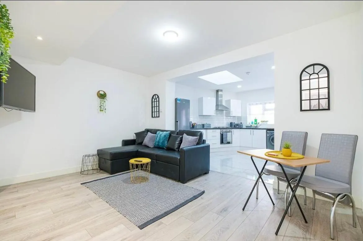 Contractor Haven, 6 Bed House, Sleeps 14 Parking X 2 Wifi Smart Tv Central Location Goodmayes Holiday home