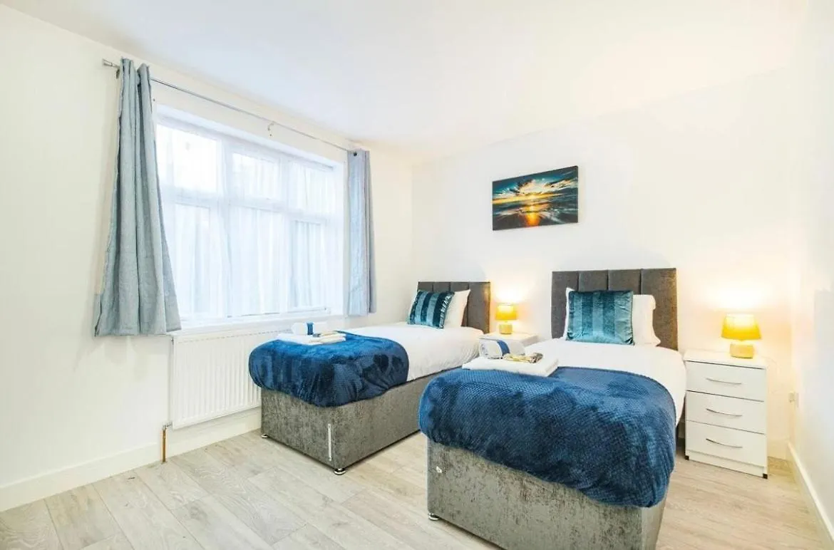 Holiday home Contractor Haven, 6 Bed House, Sleeps 14 Parking X 2 Wifi Smart Tv Central Location Goodmayes
