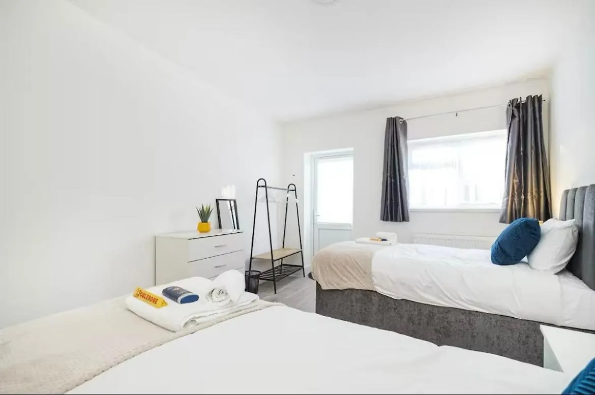 Holiday home Contractor Haven, 6 Bed House, Sleeps 14 Parking X 2 Wifi Smart Tv Central Location Goodmayes