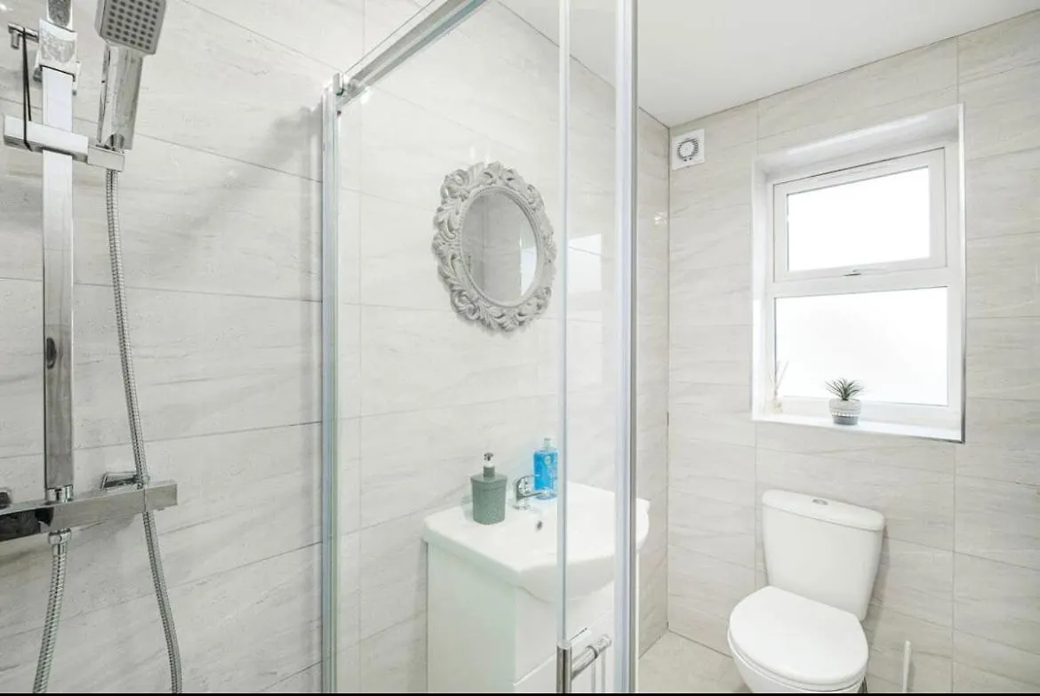 Holiday home Contractor Haven, 6 Bed House, Sleeps 14 Parking X 2 Wifi Smart Tv Central Location Goodmayes