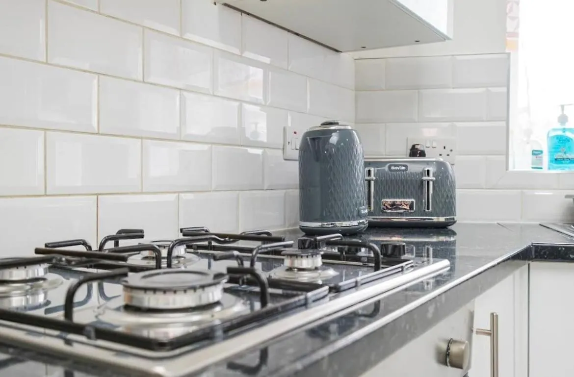 Contractor Haven, 6 Bed House, Sleeps 14 Parking X 2 Wifi Smart Tv Central Location Goodmayes 0*,  United Kingdom