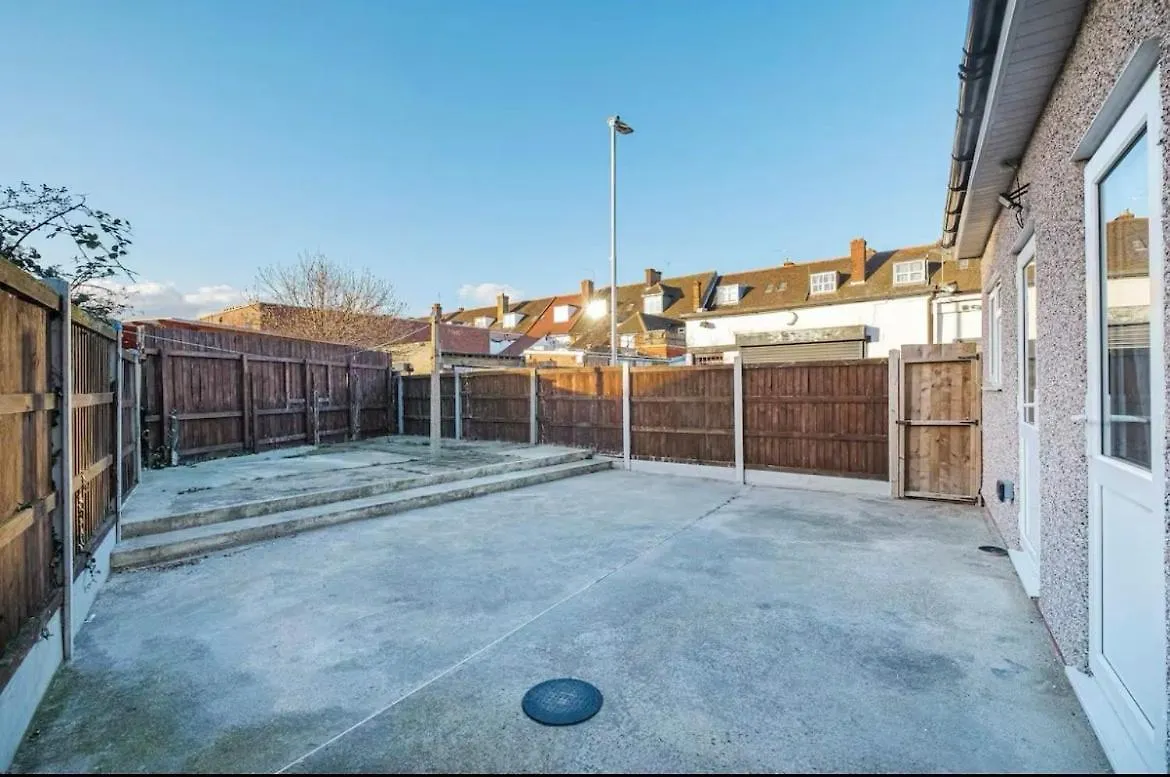 Contractor Haven, 6 Bed House, Sleeps 14 Parking X 2 Wifi Smart Tv Central Location Goodmayes 0*,  United Kingdom