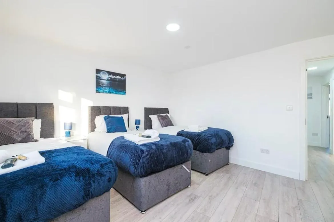Holiday home Contractor Haven, 6 Bed House, Sleeps 14 Parking X 2 Wifi Smart Tv Central Location Goodmayes United Kingdom