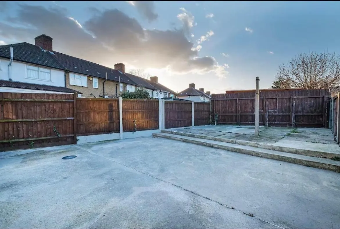Holiday home Contractor Haven, 6 Bed House, Sleeps 14 Parking X 2 Wifi Smart Tv Central Location Goodmayes