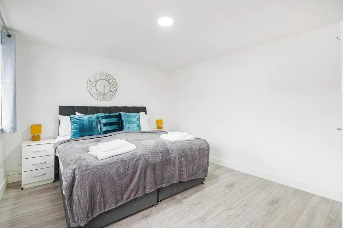 Holiday home Contractor Haven, 6 Bed House, Sleeps 14 Parking X 2 Wifi Smart Tv Central Location Goodmayes United Kingdom