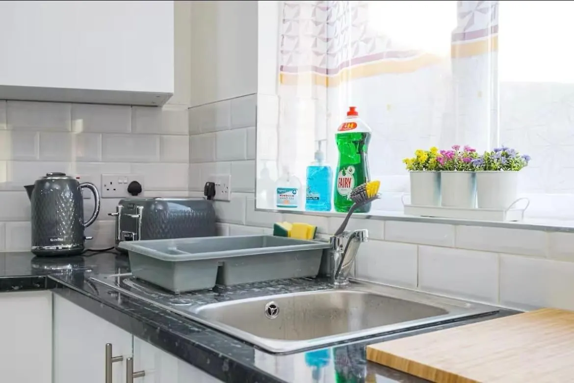 Contractor Haven, 6 Bed House, Sleeps 14 Parking X 2 Wifi Smart Tv Central Location Goodmayes
