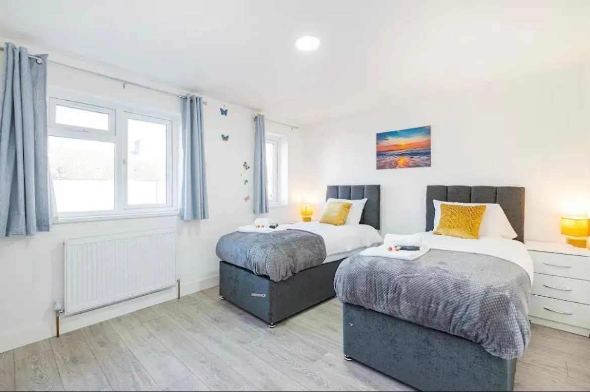 Holiday home Contractor Haven, 6 Bed House, Sleeps 14 Parking X 2 Wifi Smart Tv Central Location Goodmayes