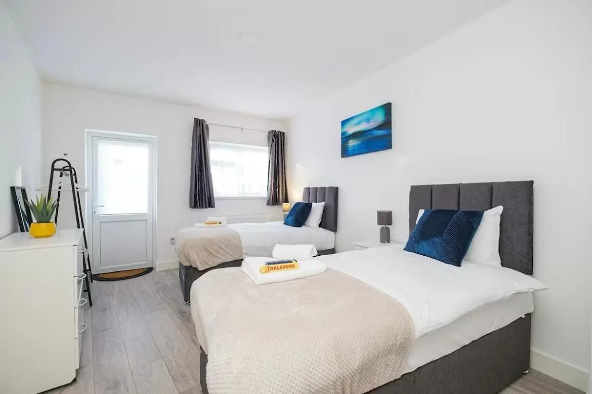 Contractor Haven, 6 Bed House, Sleeps 14 Parking X 2 Wifi Smart Tv Central Location Goodmayes