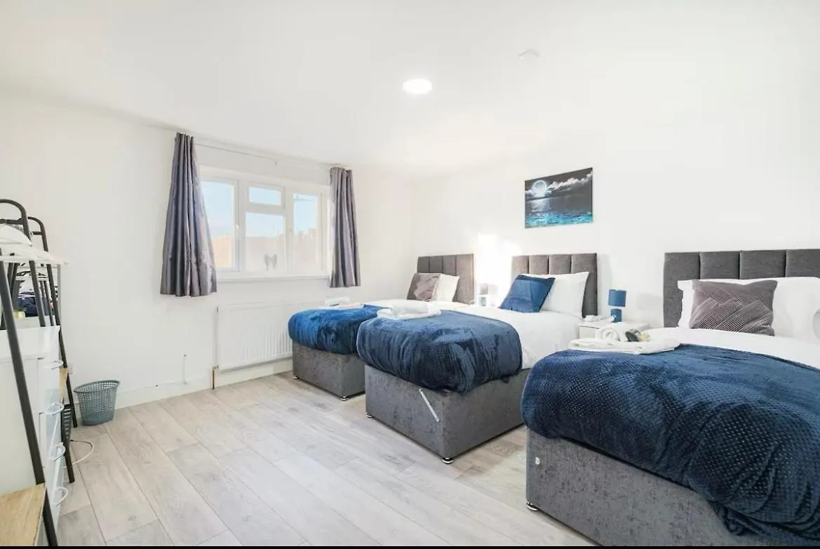 Contractor Haven, 6 Bed House, Sleeps 14 Parking X 2 Wifi Smart Tv Central Location Goodmayes