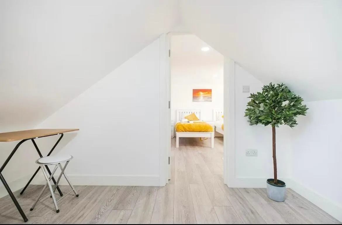 Vakantiehuis Contractor Haven, 6 Bed House, Sleeps 14 Parking X 2 Wifi Smart Tv Central Location Goodmayes