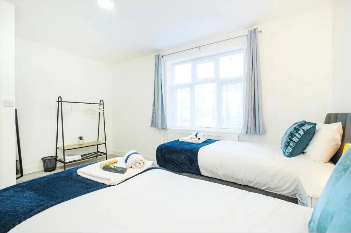 Contractor Haven, 6 Bed House, Sleeps 14 Parking X 2 Wifi Smart Tv Central Location Goodmayes Verenigd Koninkrijk