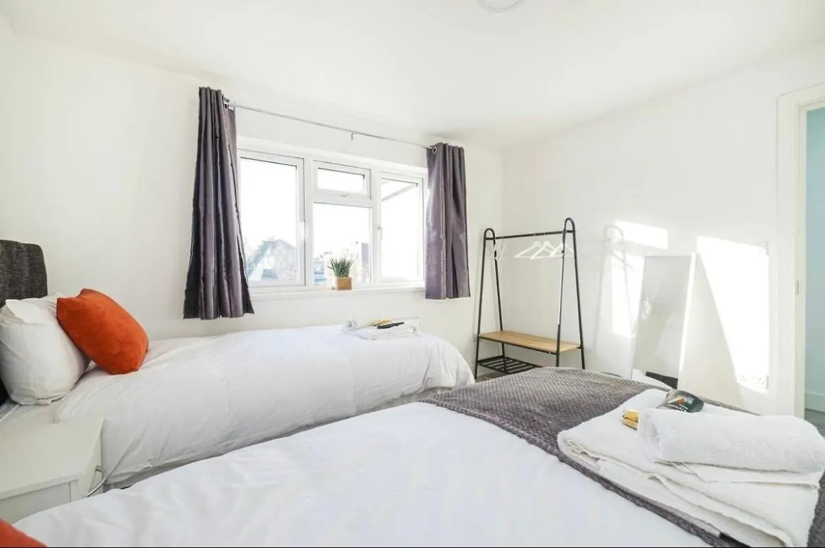 Contractor Haven, 6 Bed House, Sleeps 14 Parking X 2 Wifi Smart Tv Central Location Goodmayes