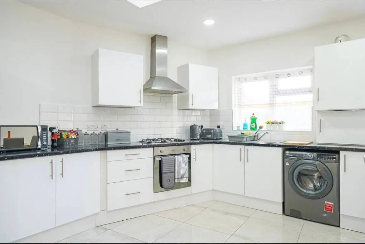 Contractor Haven, 6 Bed House, Sleeps 14 Parking X 2 Wifi Smart Tv Central Location Goodmayes Vakantiehuis
