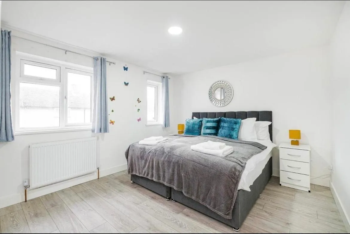 Vakantiehuis Contractor Haven, 6 Bed House, Sleeps 14 Parking X 2 Wifi Smart Tv Central Location Goodmayes Verenigd Koninkrijk