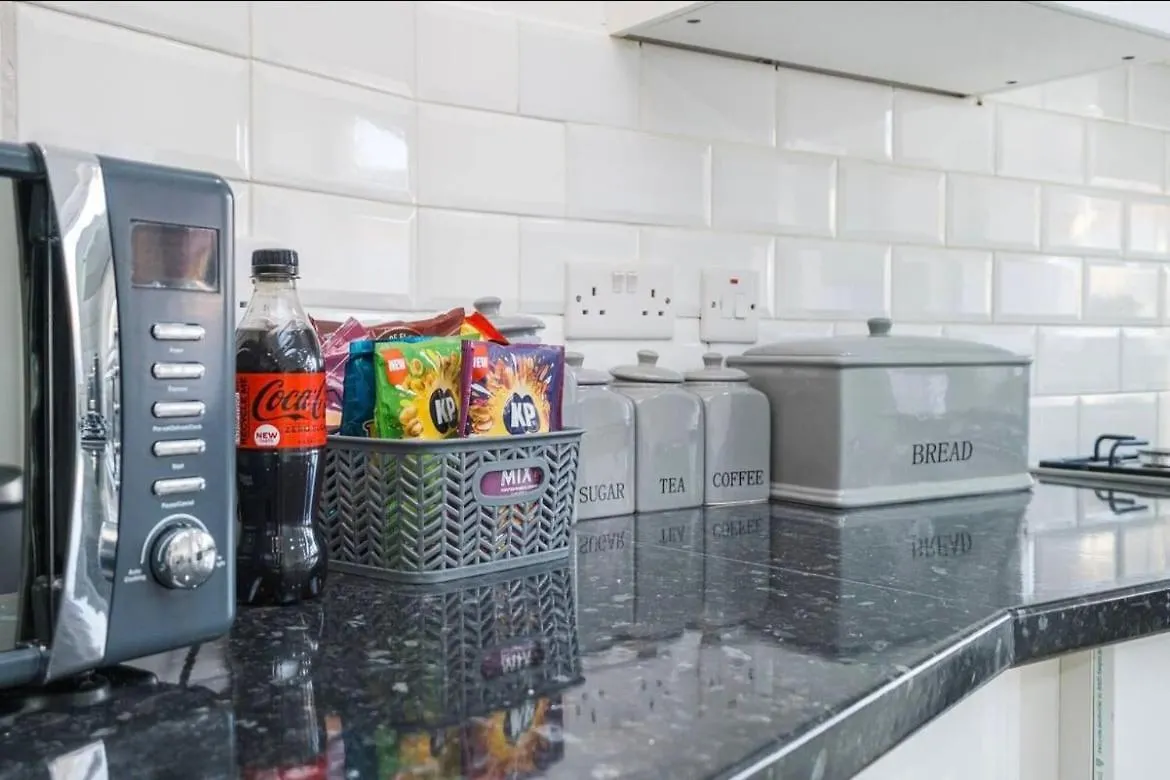 Vakantiehuis Contractor Haven, 6 Bed House, Sleeps 14 Parking X 2 Wifi Smart Tv Central Location Goodmayes
