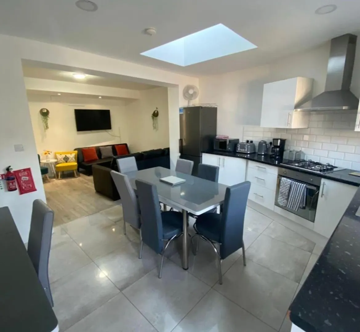 Contractor Haven, 6 Bed House, Sleeps 14 Parking X 2 Wifi Smart Tv Central Location Goodmayes Vakantiehuis